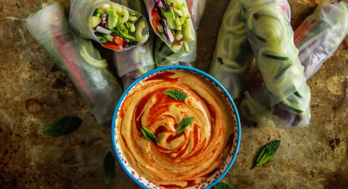 Овощные конвертики с соусом тахини-манго