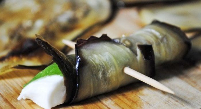 Нежные рулетики с моцареллой из баклажана и цукини