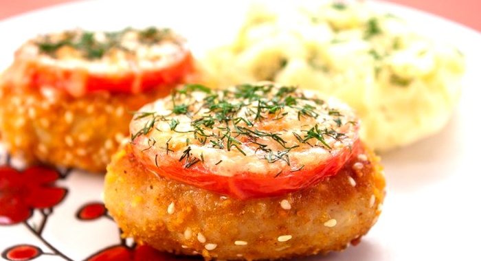 Котлеты из индейки, жаренные с помидорами и сыром