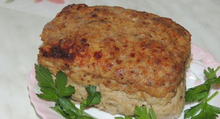 Сендвич к завтраку с домашним мясным хлебом с оливками