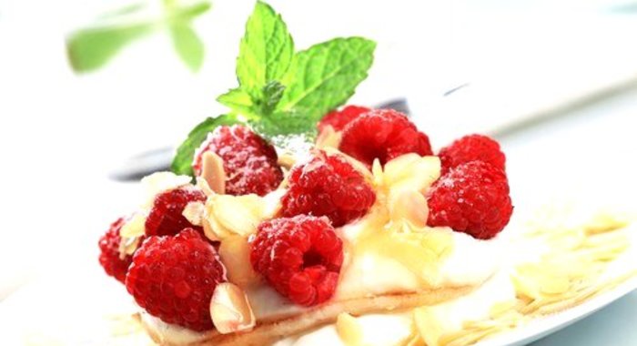 Ореховые блины с малиной