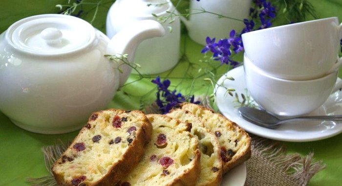 Кекс на кефире с вяленой вишней и изюмом