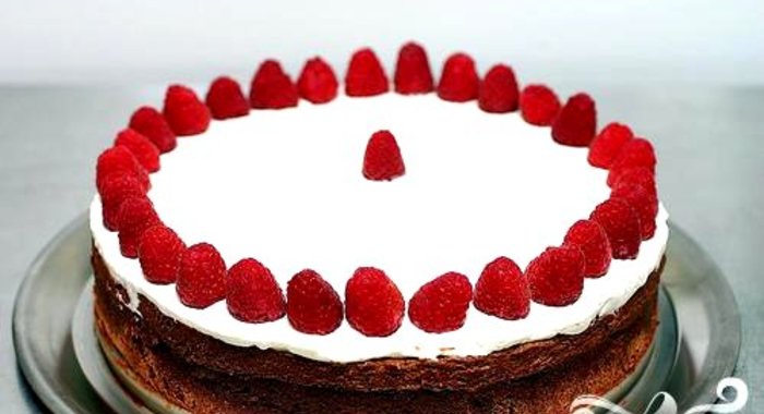 Двойной шоколадный торт с малиной