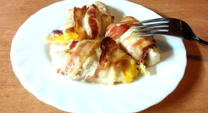 Куриные рулетики в беконе с сыром