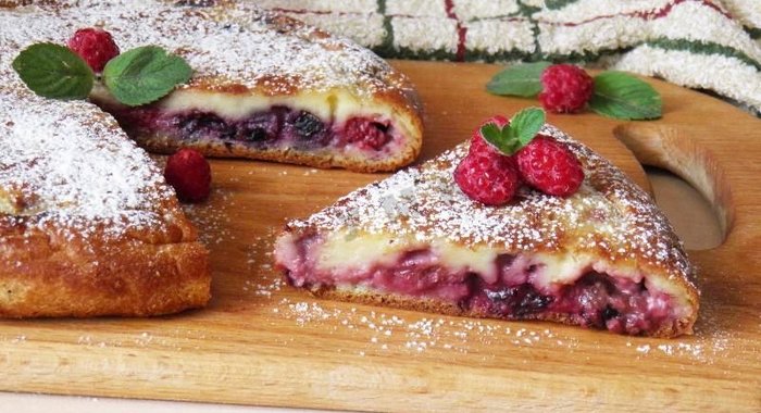 Пирог с ягодами в мультиварке