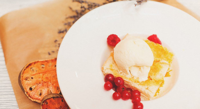 Апельсиновый бисквит с малиной и пломбиром