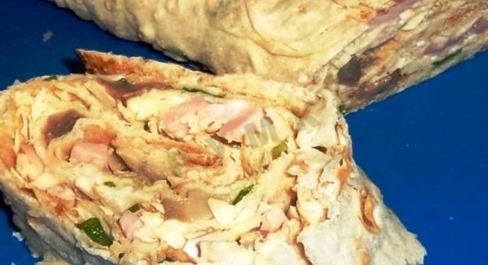 Рулет из лаваша с колбасой и сыром