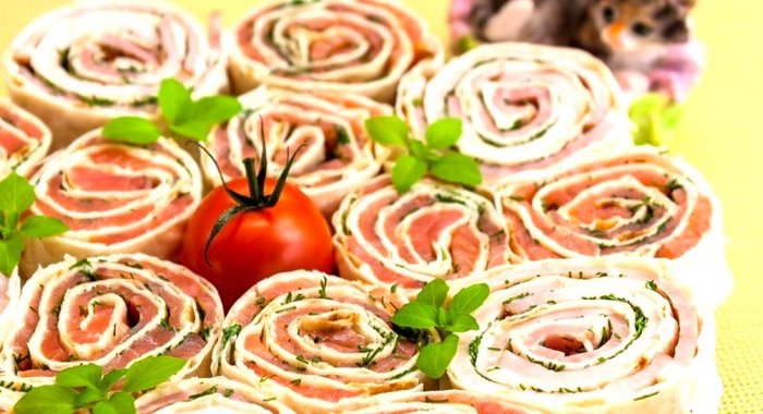 Рулетики из лаваша с семгой и ветчиной