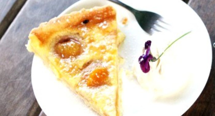 Открытый пирог с абрикосами и миндалем