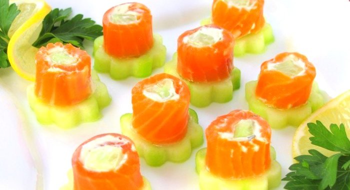Рулетики из форели с огурцами и сливочным сыром