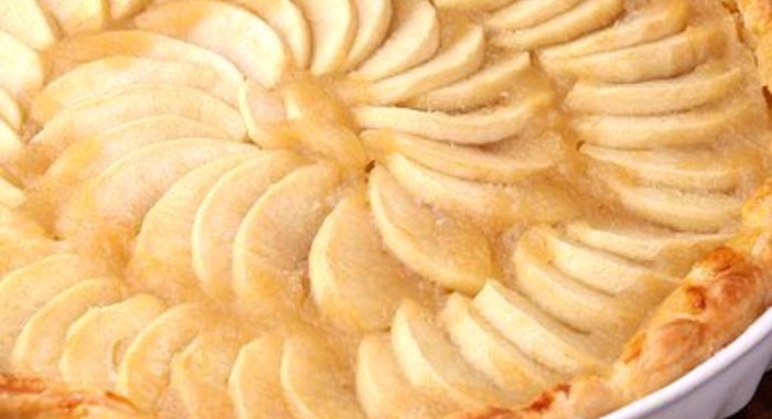 Открытый пирог с яблоками в карамели