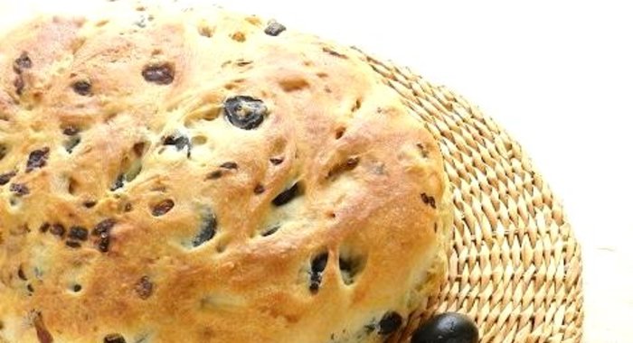 Хлеб с луком и маслинами