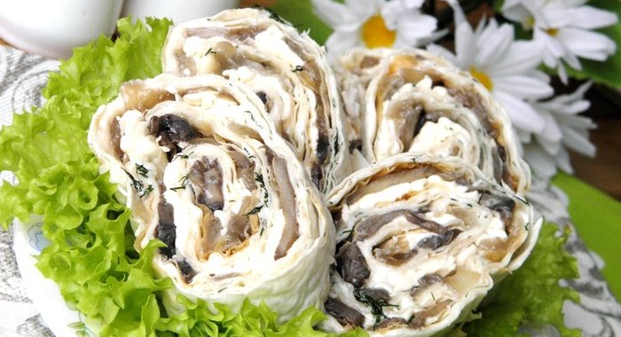 Рулет с грибами и сыром