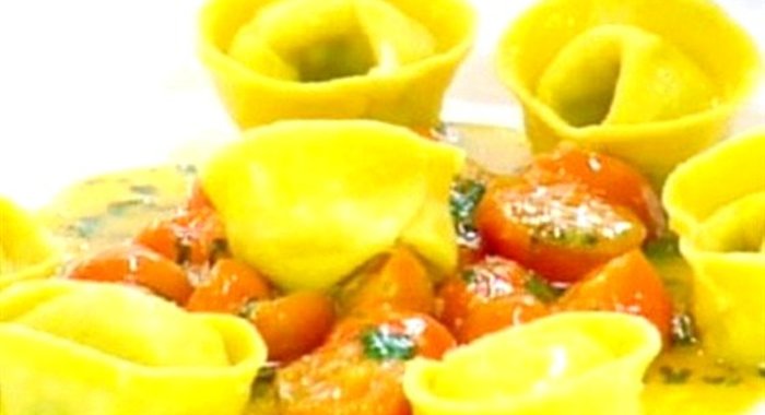 Тортеллини с крабом в томатном соусе