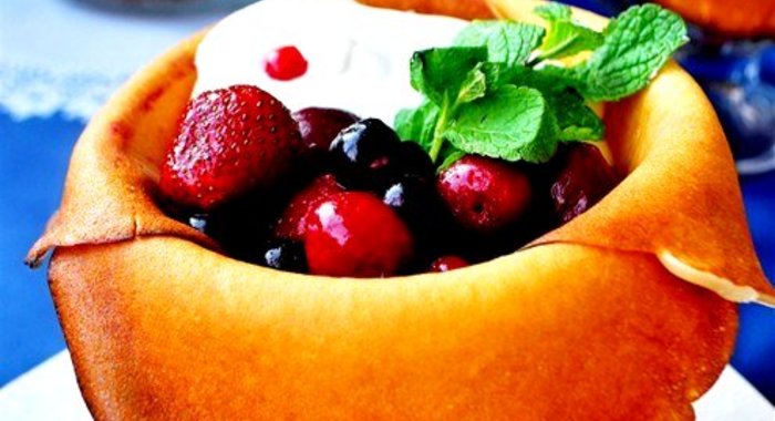 Блинчики десертные с сырным кремом и ягодами