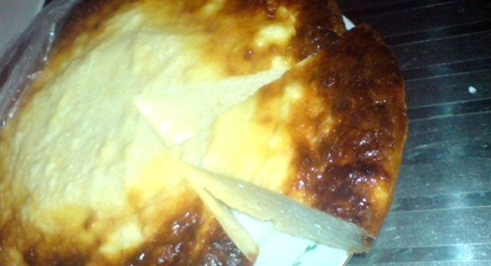 Творожная запеканка с изюмом и сметаной