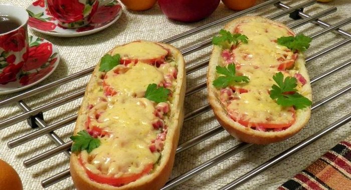 Домашняя пицца на батоне