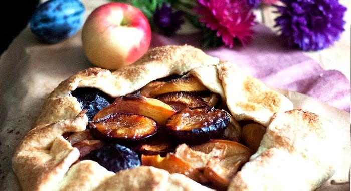 Осенняя галета со сливами, персиками и яблоками