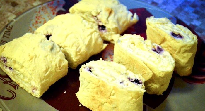 Сладкий рулет из лаваша с творогом и ягодами