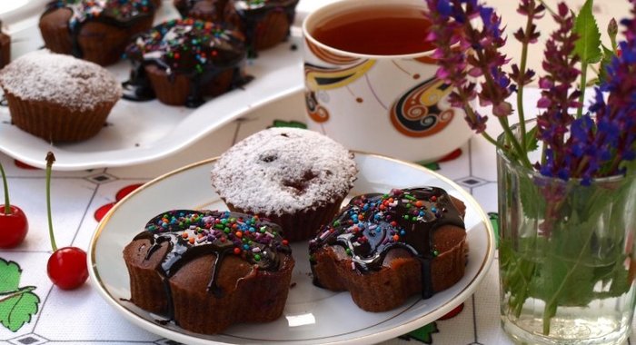 Шоколадные кексы с вишней