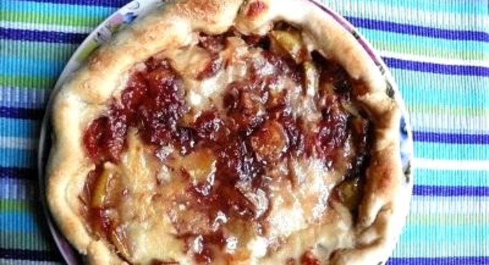 Пирог с яблоками и консервированными сливами