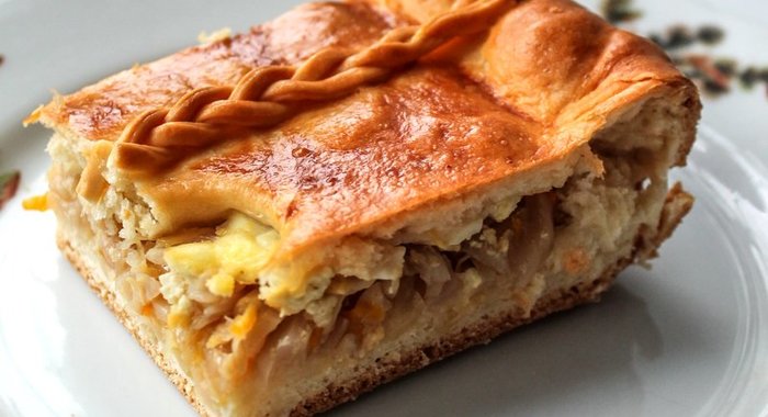 Пирог с капустой, луком-пореем и яйцом