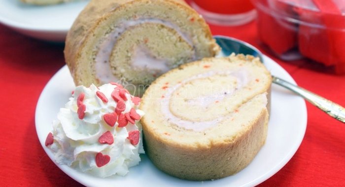 Бисквитный рулет с клубничным кремом