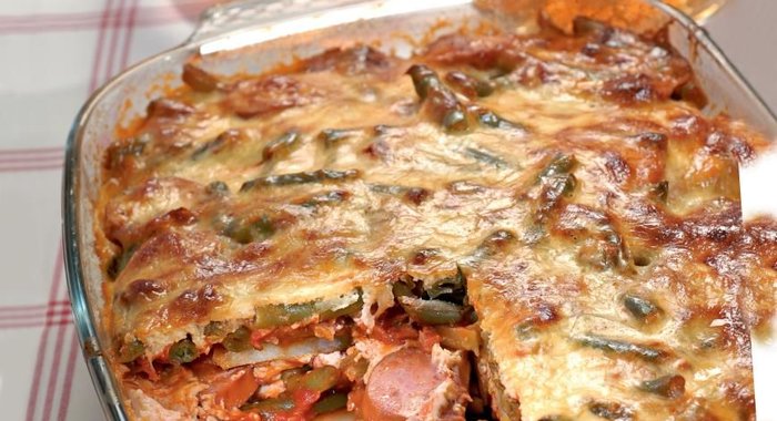 Овощная запеканка с сардельками