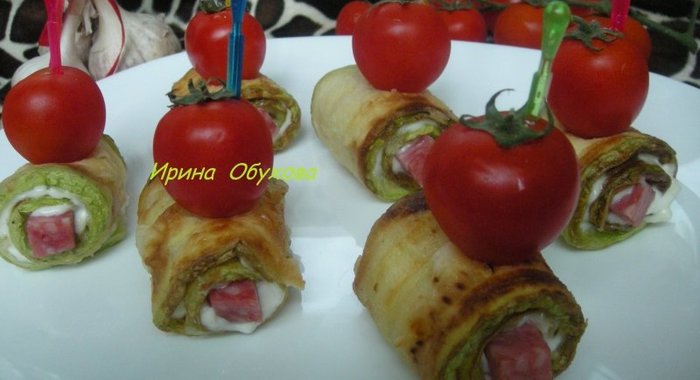 Рулетики из кабачка с колбасой и помидоркой черри