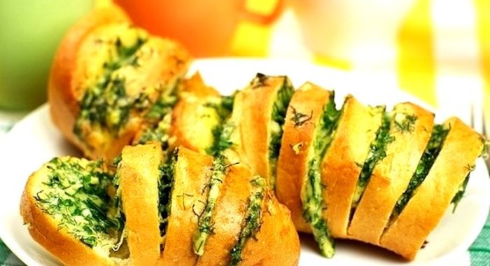 Батон с сыром и чесноком