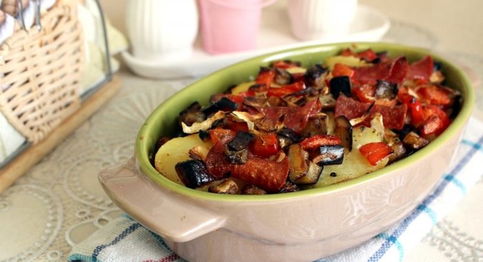 Запеканка из курицы, овощей и салями