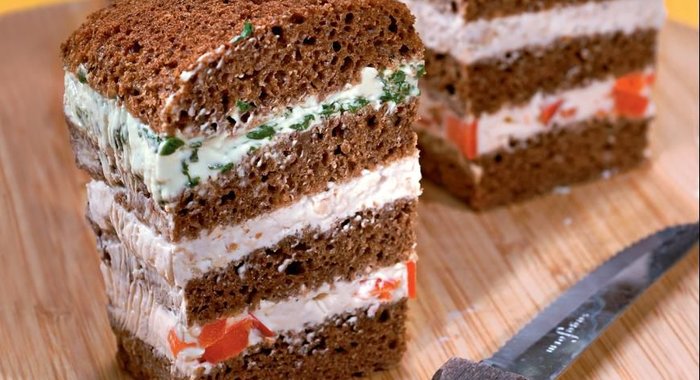 Башенки из черного хлеба