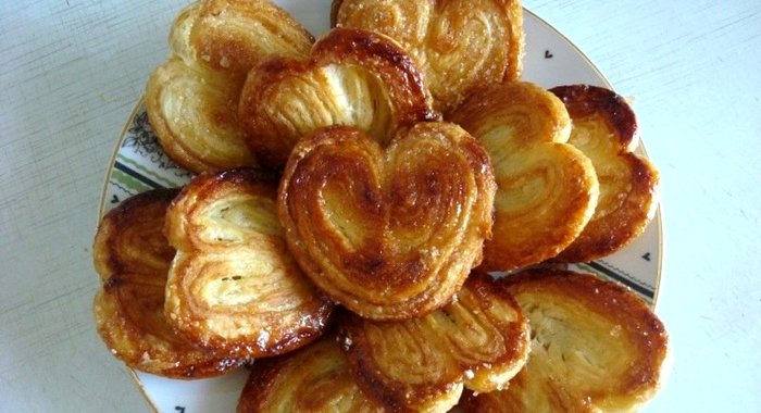 Сердечки из слоеного теста с сахаром