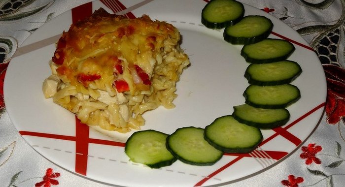 Запеканка из макарон и куриной грудкой под сыром