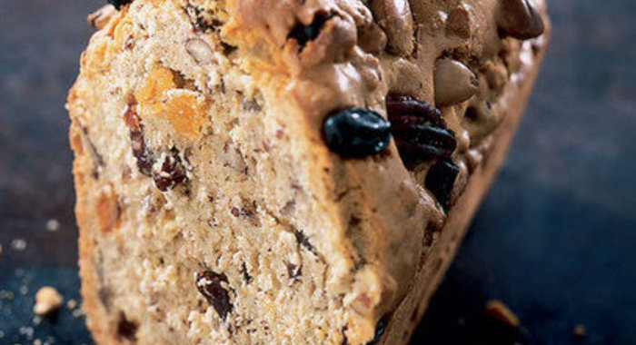 Кекс с изюмом и орехами