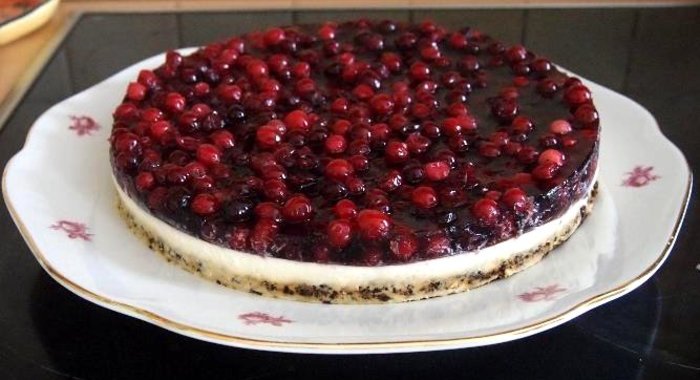 Торт с белым шоколадом и клюквой