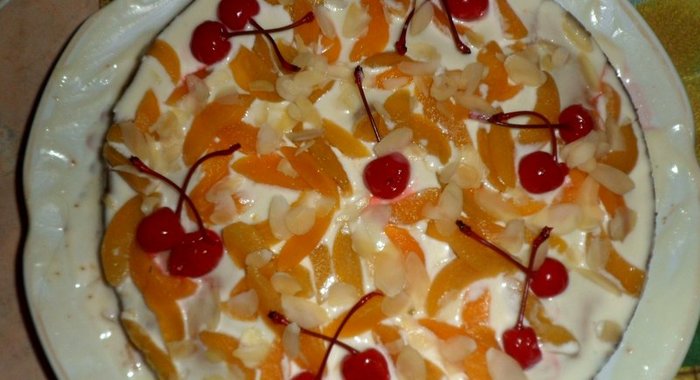 Торт со сметанным кремом и консервированными фруктами