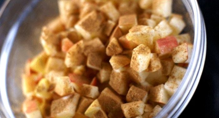 Яблоки с корицей и орехами для блинчиков или штруделя
