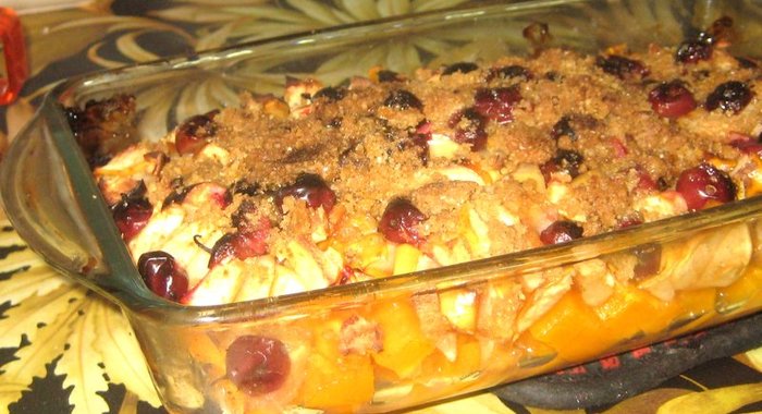 Печеная тыква с яблоками и клюквой