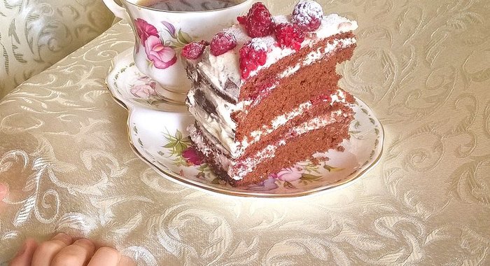 Шоколадный торт с малиной и сливочным кремом