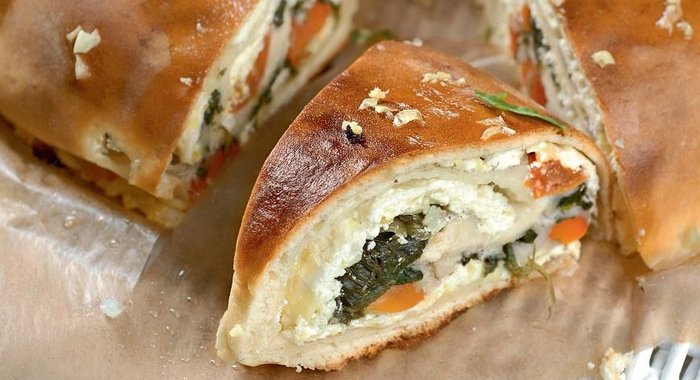 Рулет со шпинатом, помидорами и творогом
