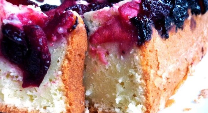 Кокосовый кекс с яблоком и вишней