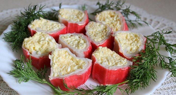 Закусочные рулетики из крабовых палочек с сыром