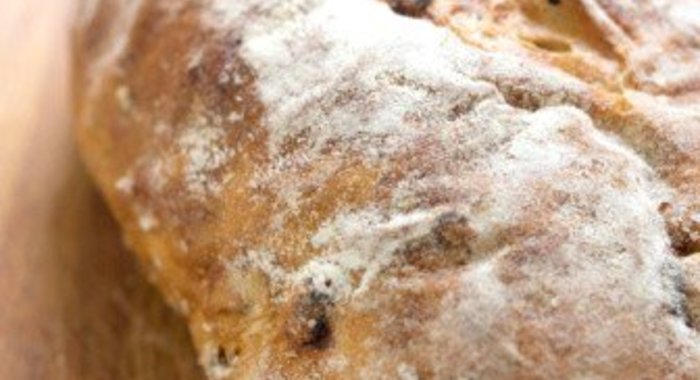 Пшенично-ржаной дрожжевой хлеб с изюмом и тмином