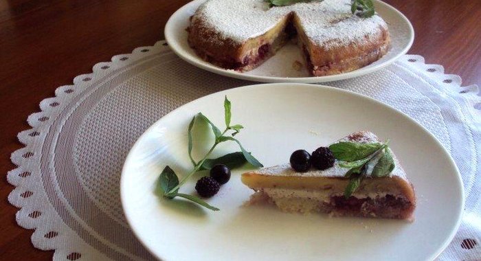 Кукурузный пирог с вишнями в мультиварке