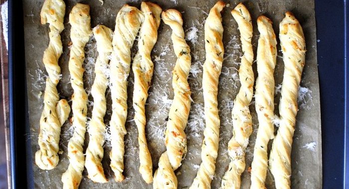 Хлебные палочки с чесноком и сыром