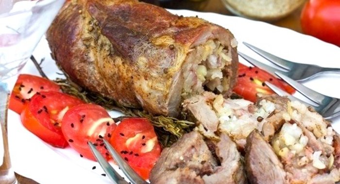 Мясной рулет с салом, запечённый на веточках розмарина