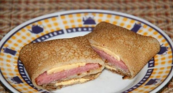 Блинчики с копченой колбасой