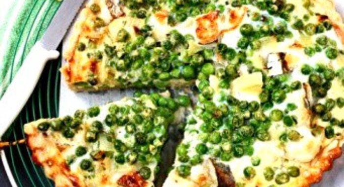 Слоеный пирог с зеленым горошком, беконом, пармезаном и зеленью