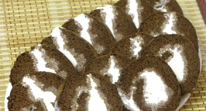 Шоколадный рулет с мороженым